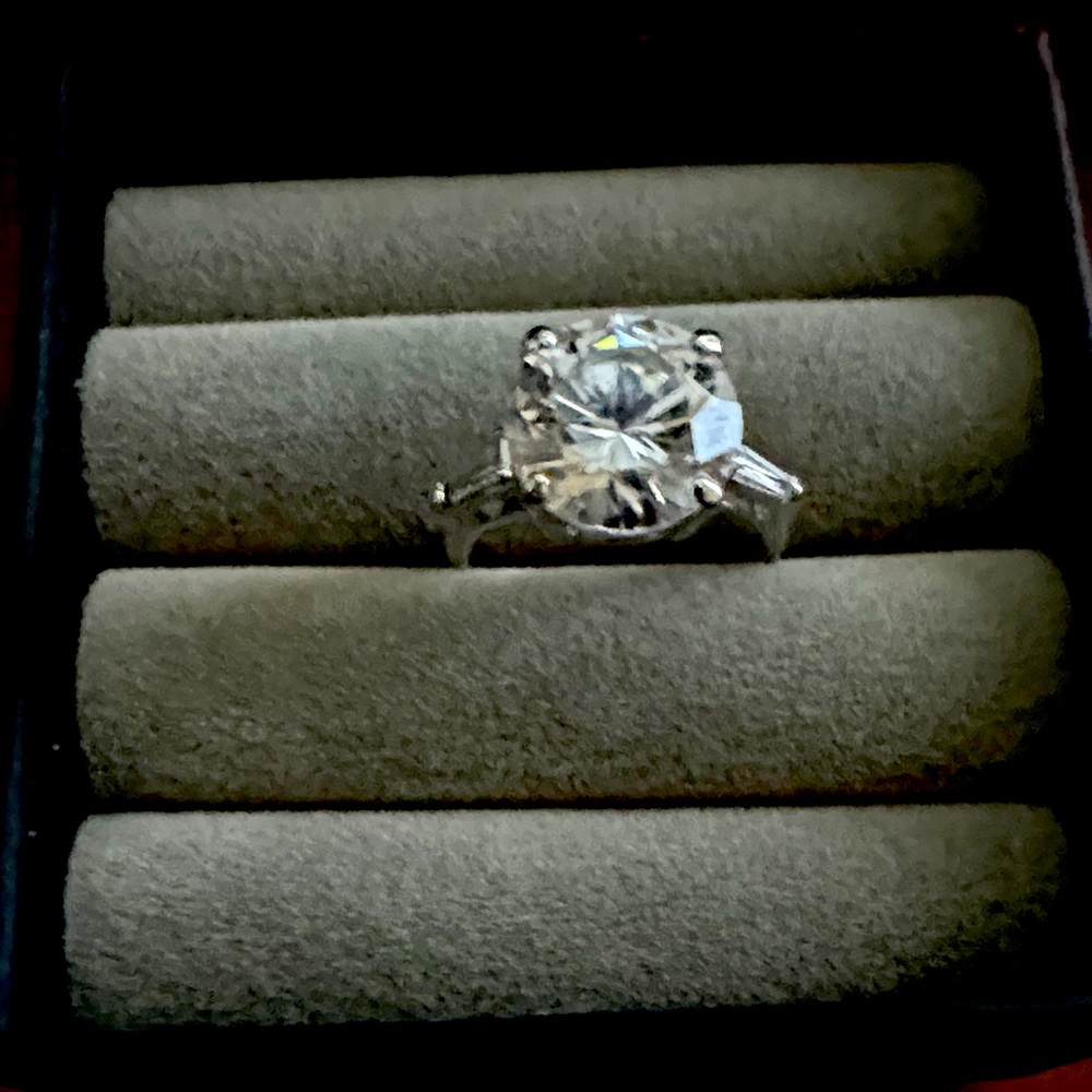 Elegant Silver Ring with Clear Gemstone